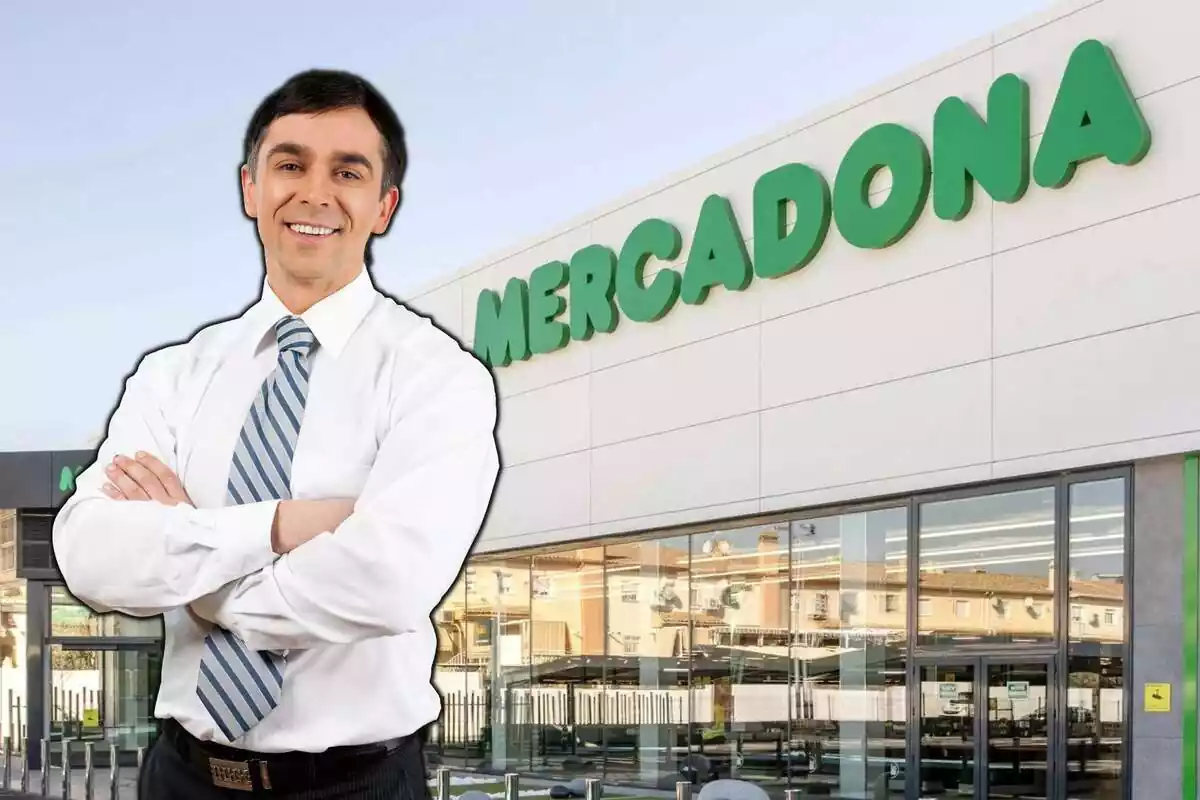 Hombre con camisa blanca y corbata sonriendo y tienda de Mercadona de fondo