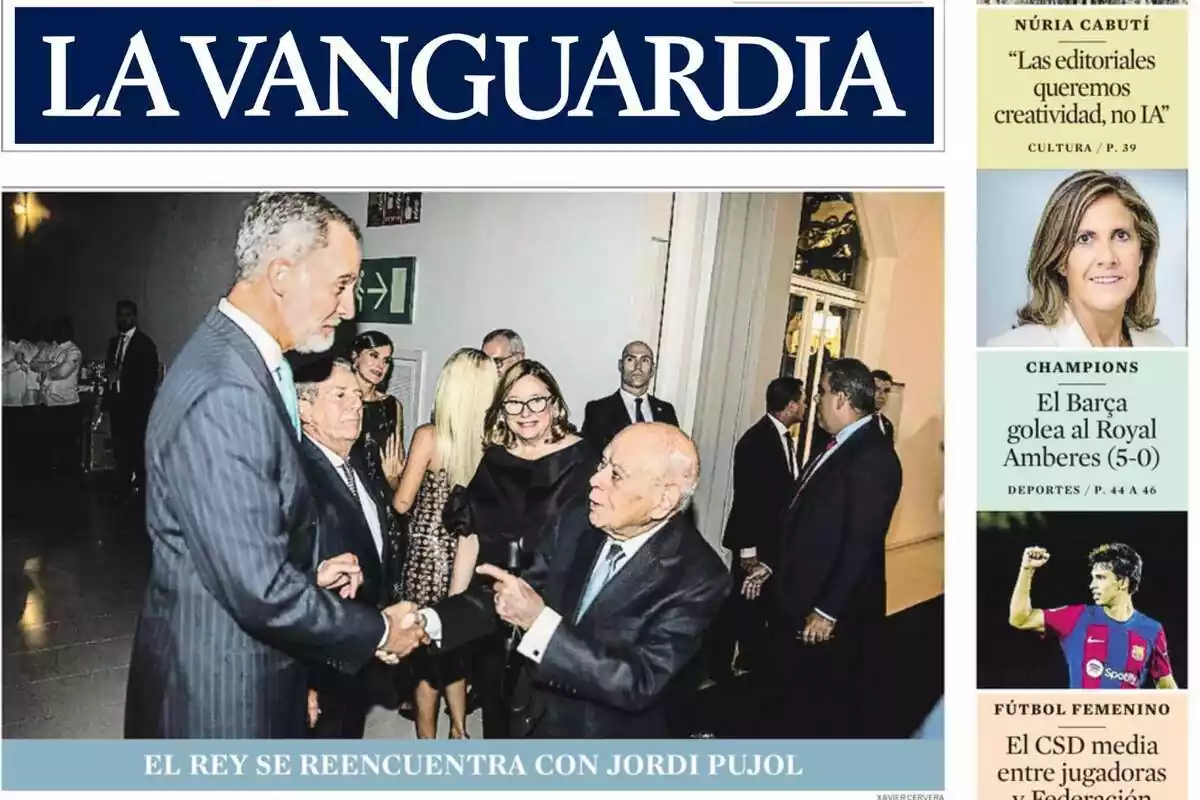 Portada de La Vanguardia donde aparece en portada Jordi Pujol dándole la mano al rey Felipe VI Portada de La Vanguardia donde aparece en portada Jordi Pujol dándole la mano al rey Felipe VI