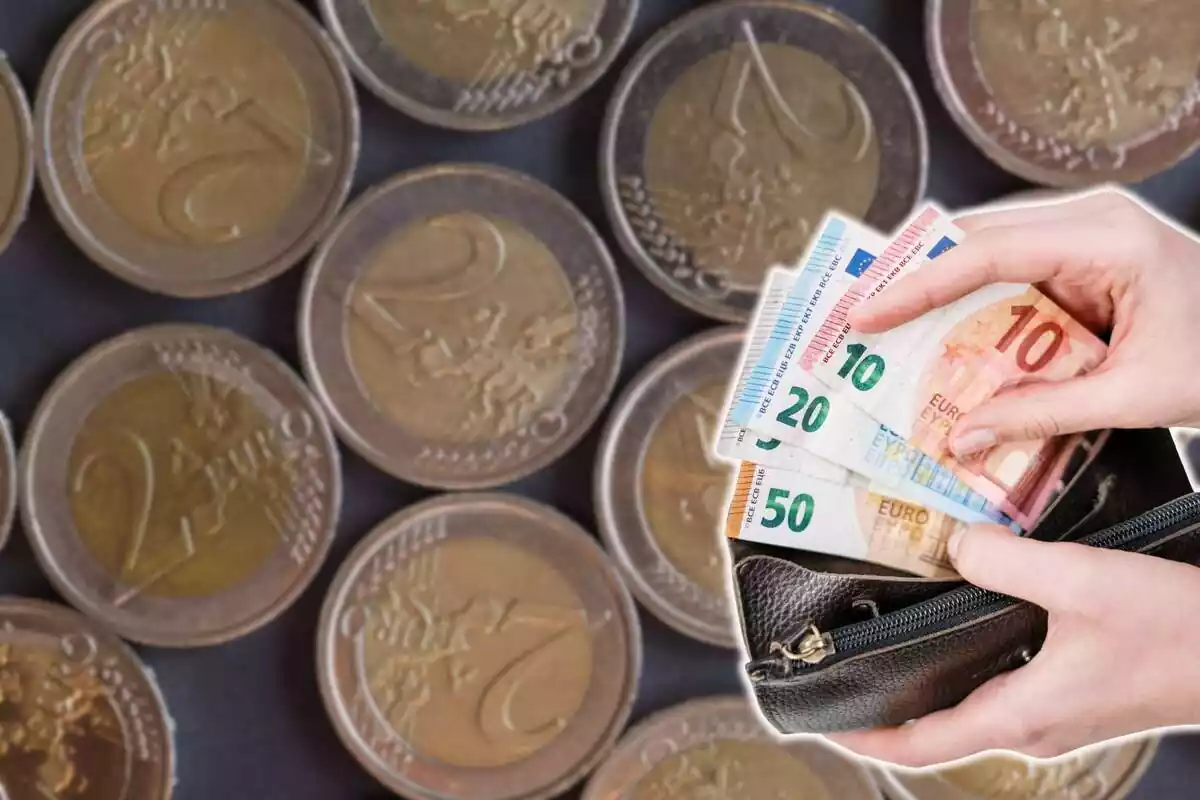 Montaje con conjunto de monedas de 2 euros de fondo y manos sujetando monedero con billetes de euro