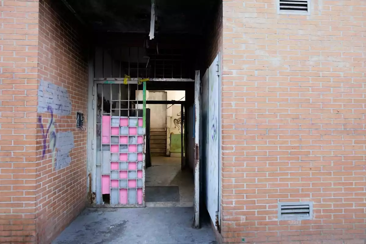 La entrada de un edificio de la calle José Garrido que estaba okupado, a 20 de julio de 2021, en Madrid (España)