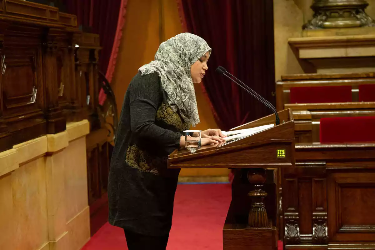 El portavoz de Esquerra Republicana, Najat Driouech, interviene desde la tribuna en una sesión plenaria en el parlamento de Cataluña