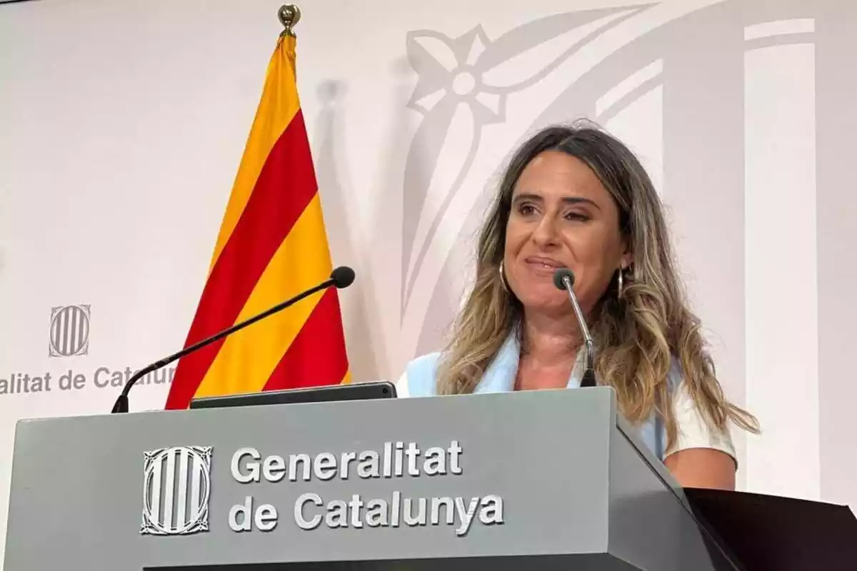 La portavoz del Gobierno de la Generalitat en el atril dando una rueda de prensa