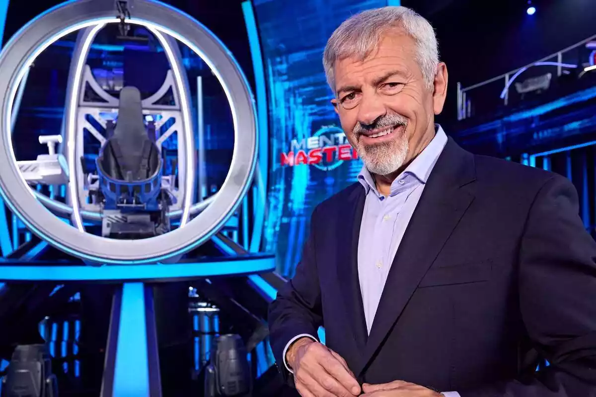 Posado de Carlos Sobera como presentador de Mental Masters en Telecinco