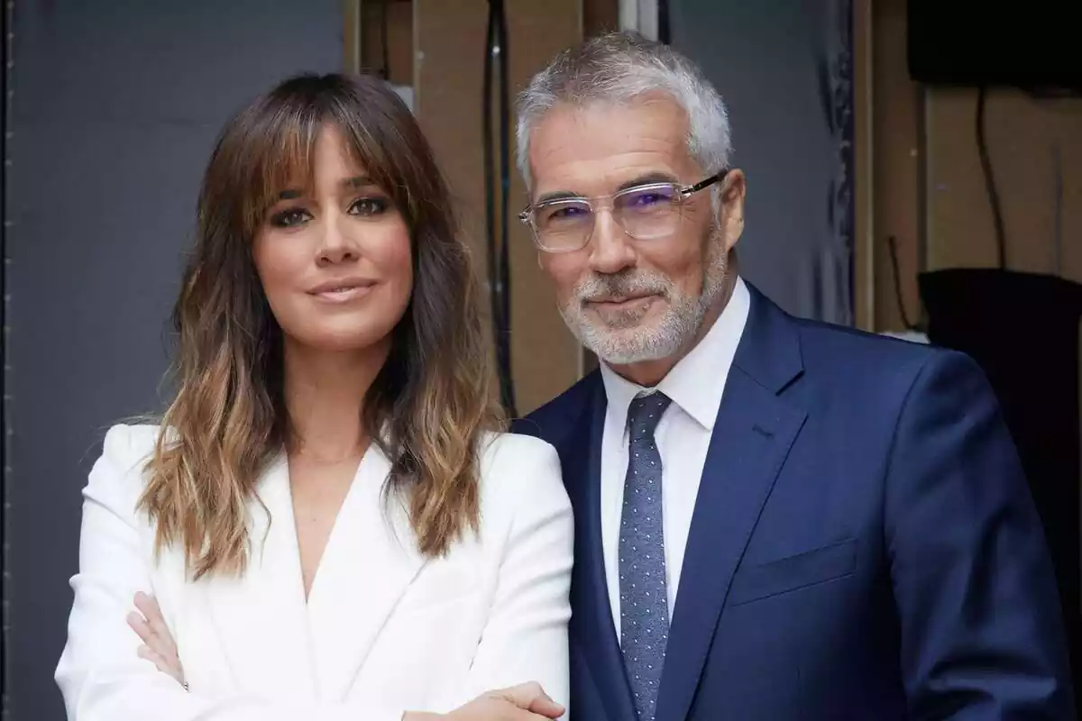 Posado de Isabel Jiménez y David Cantero como presentadores de Informativos Telecinco