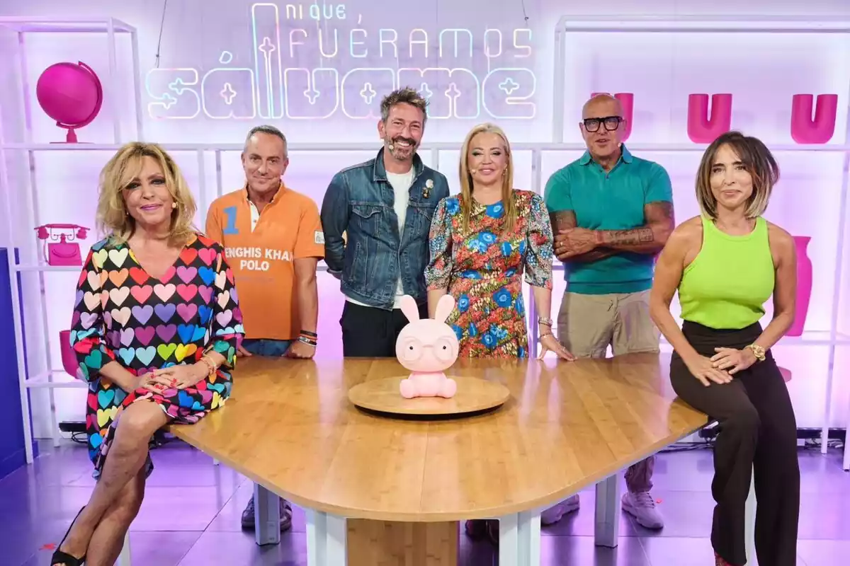 Posado de los colaboradores de Ni que fuéramos Sálvame: Lydia Lozano, Victor Sandoval, David Valldeperas, Belén Esteban, Kiko matamoros y María Patiño