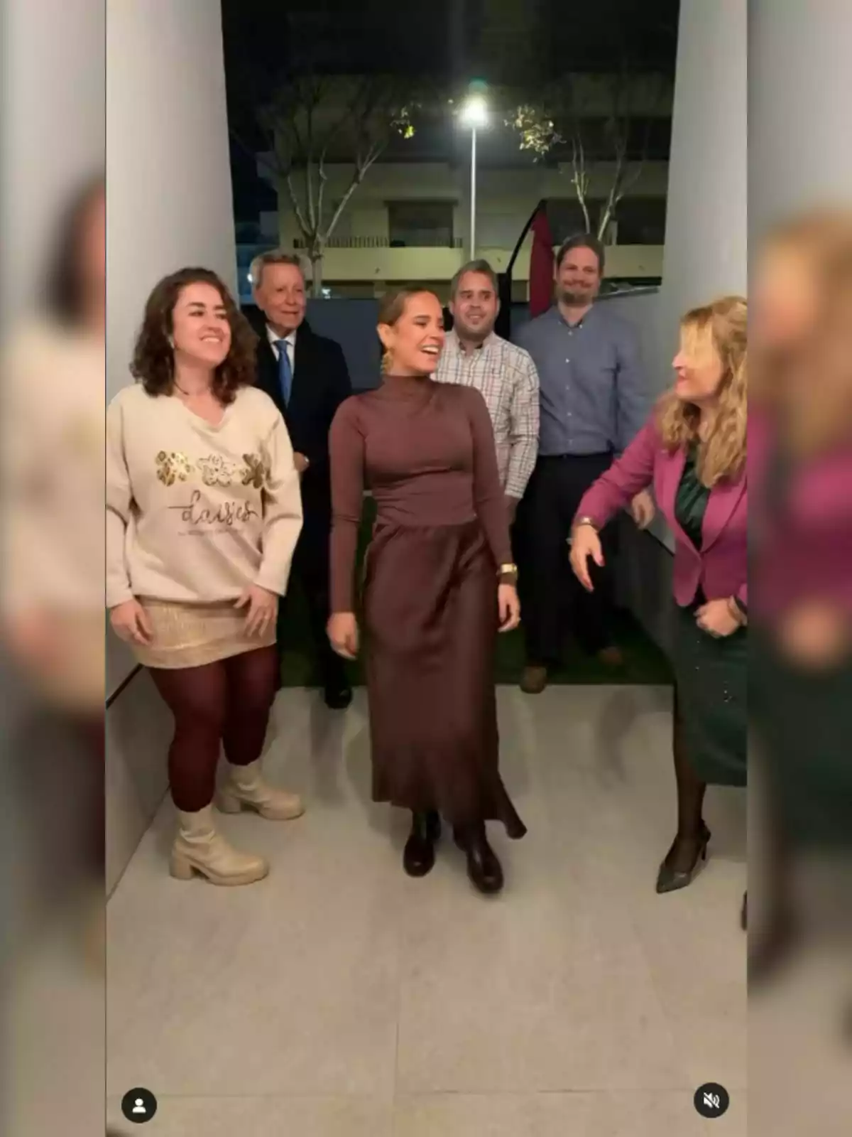José Ortega Cano, José Fernando Ortega y Gloria Camila Ortega junto a su familia sonríe y parece estar disfrutando de un momento juntos en un espacio interior iluminado. José Ortega Cano, José Fernando Ortega y Gloria Camila Ortega junto a su familia sonríe y parece estar disfrutando de un momento juntos en un espacio interior iluminado.
