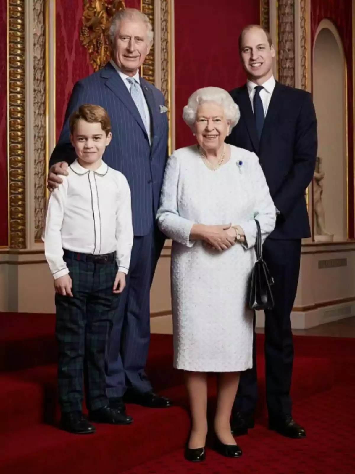Un grupo de personas posando en un entorno elegante con alfombra roja y paredes decoradas. Un grupo de personas posando en un entorno elegante con alfombra roja y paredes decoradas.