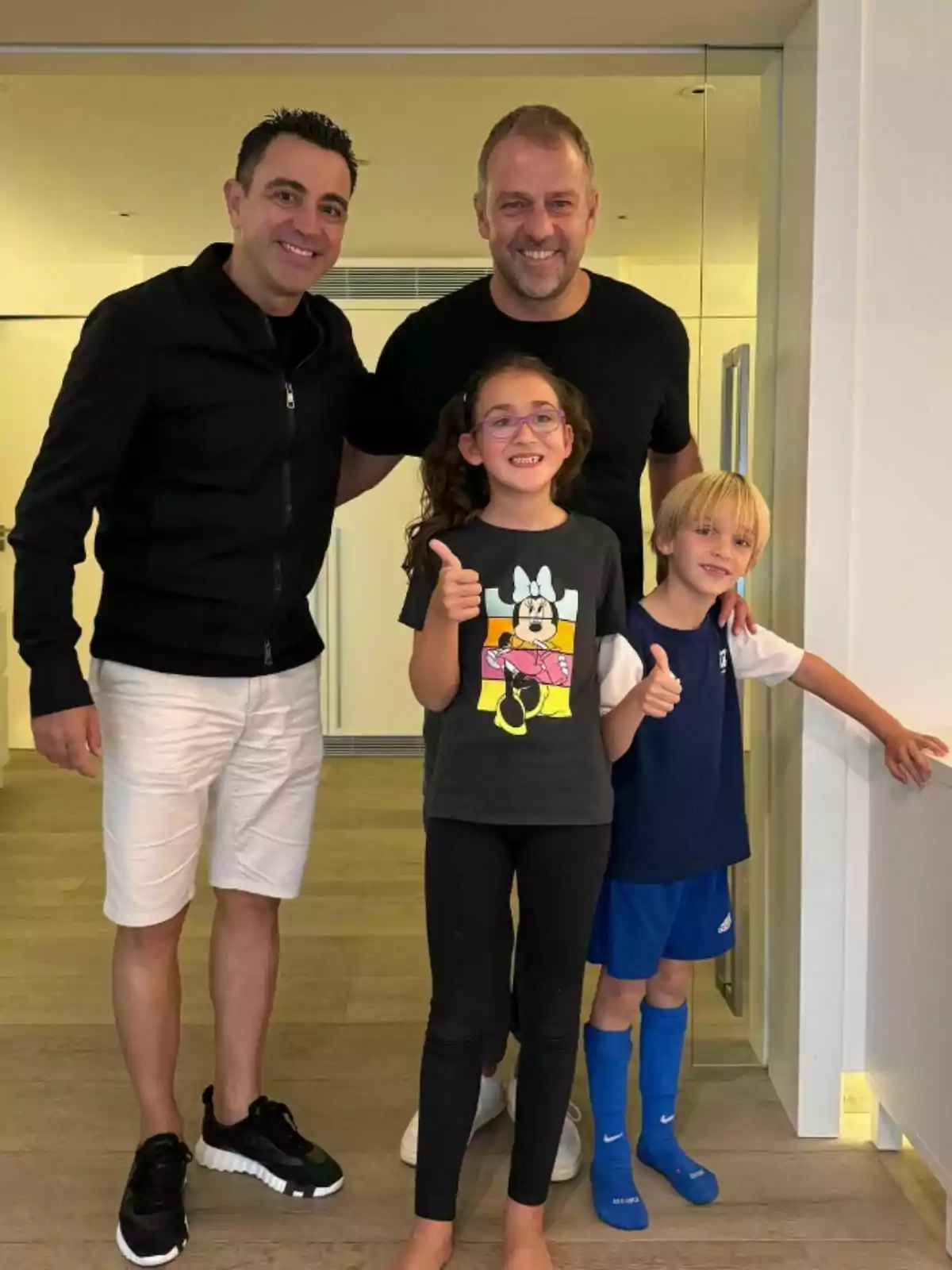 Un grupo de personas sonríe mientras posan para una foto en un interior. Un grupo de personas sonríe mientras posan para una foto en un interior.