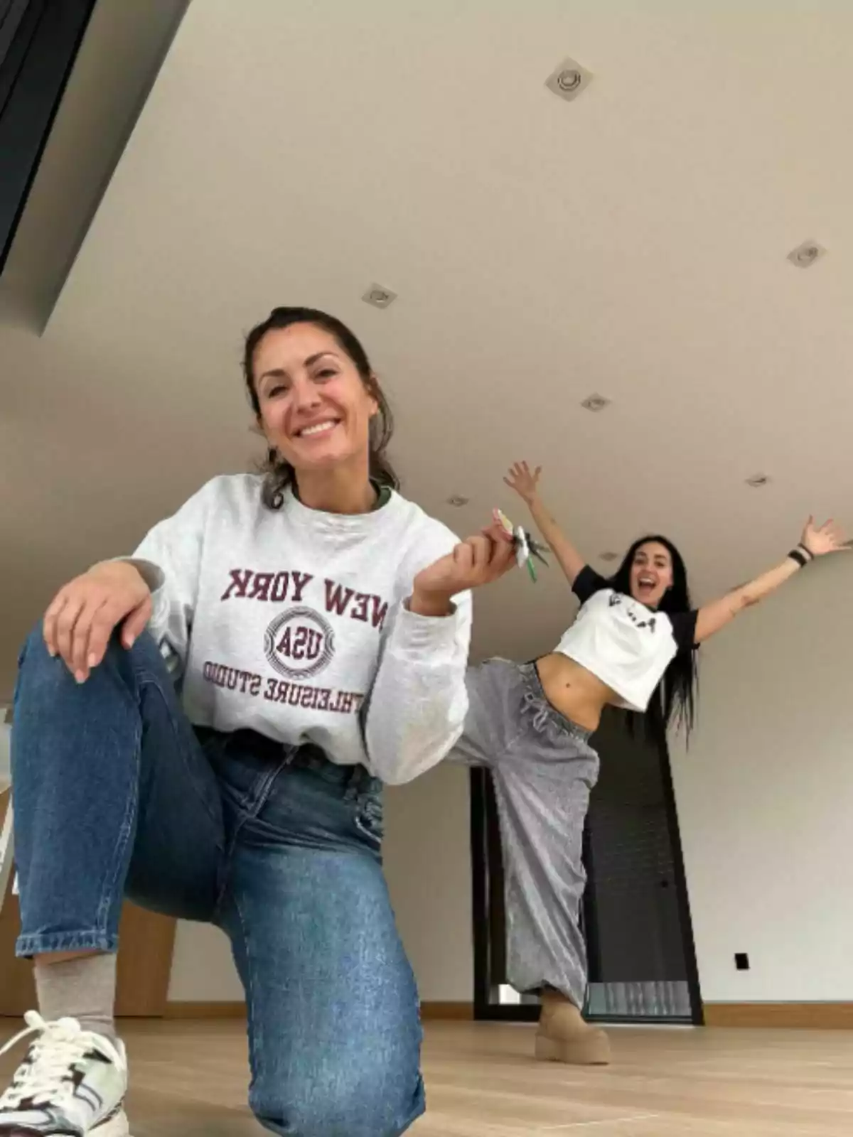 Nagore Robles y Carla Flila posan felices en una habitación vacía, una de ellas está arrodillada sonriendo y la otra salta con los brazos extendidos. Nagore Robles y Carla Flila posan felices en una habitación vacía, una de ellas está arrodillada sonriendo y la otra salta con los brazos extendidos.