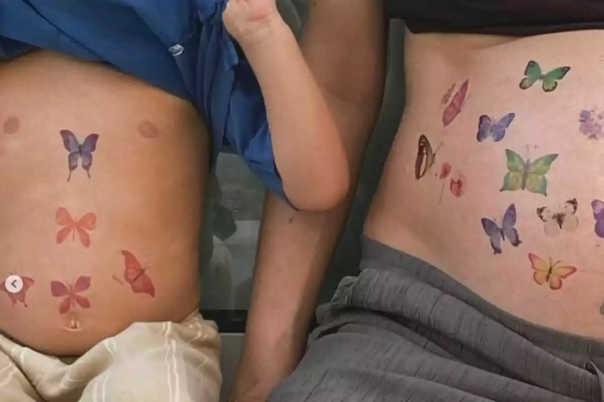 Paula Willems y su hijo mostrando sus barrigas decoradas con tatuajes temporales de mariposas de varios colores. Paula Willems y su hijo mostrando sus barrigas decoradas con tatuajes temporales de mariposas de varios colores.