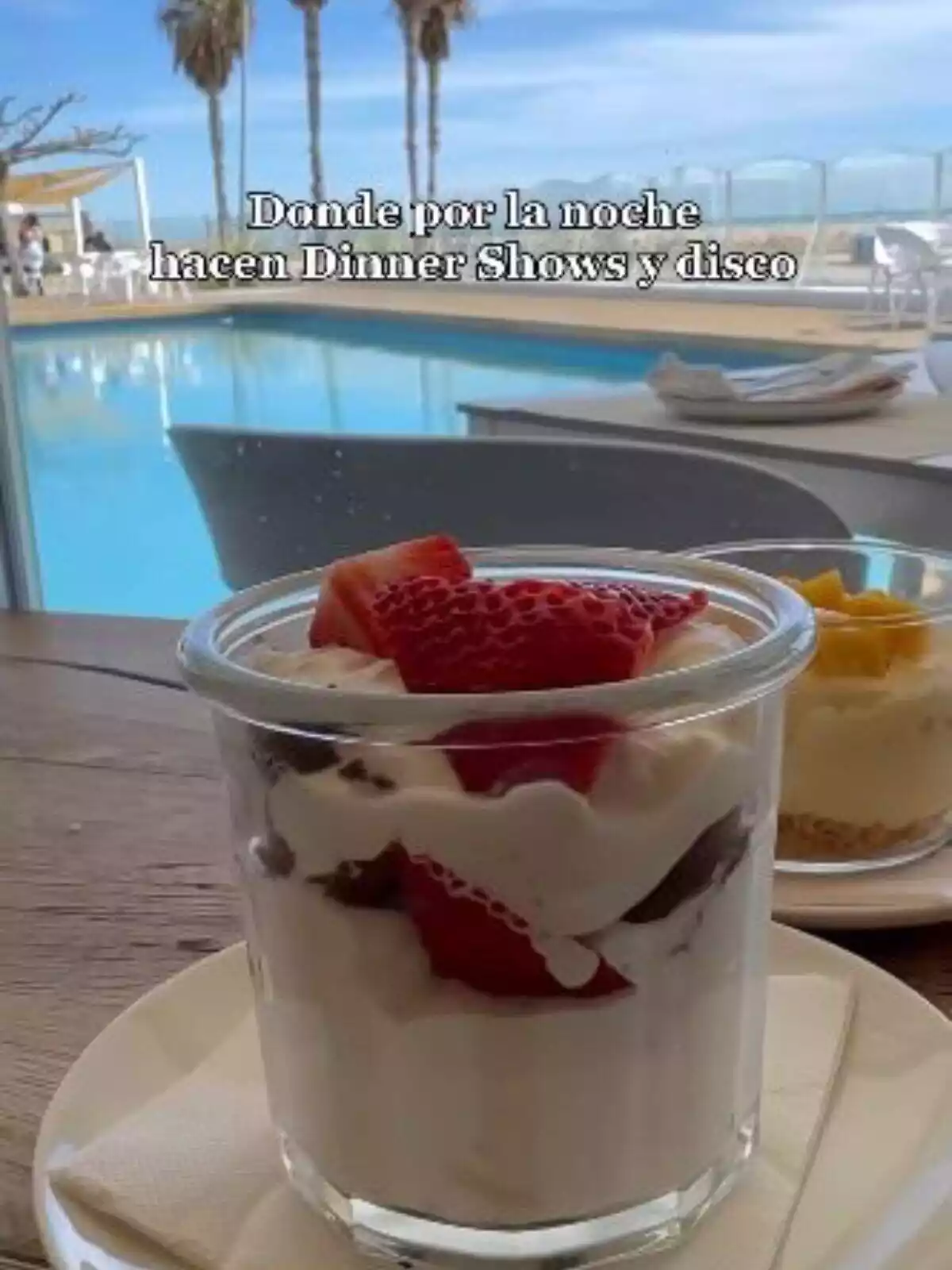 Post de Instagram con unos postres encima de la mesa y vistas a la piscina el 9 de abril de 2024 Post de Instagram con unos postres encima de la mesa y vistas a la piscina el 9 de abril de 2024