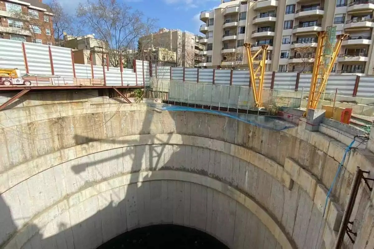 Imagen del pozo de la futura estación de la calle Mandri de Barcelona