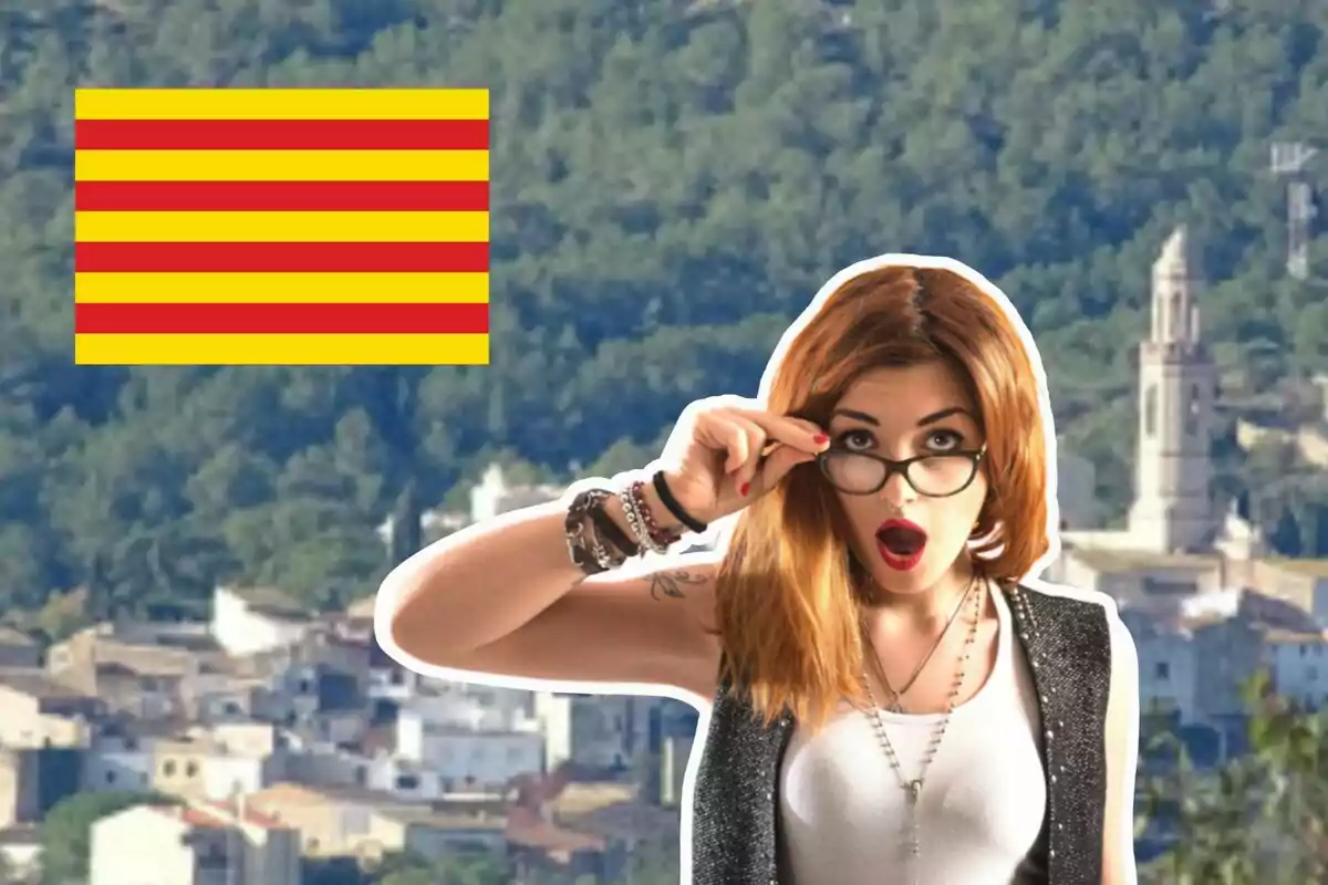 Mujer sorprendida con gafas frente a un paisaje urbano y una bandera catalana.