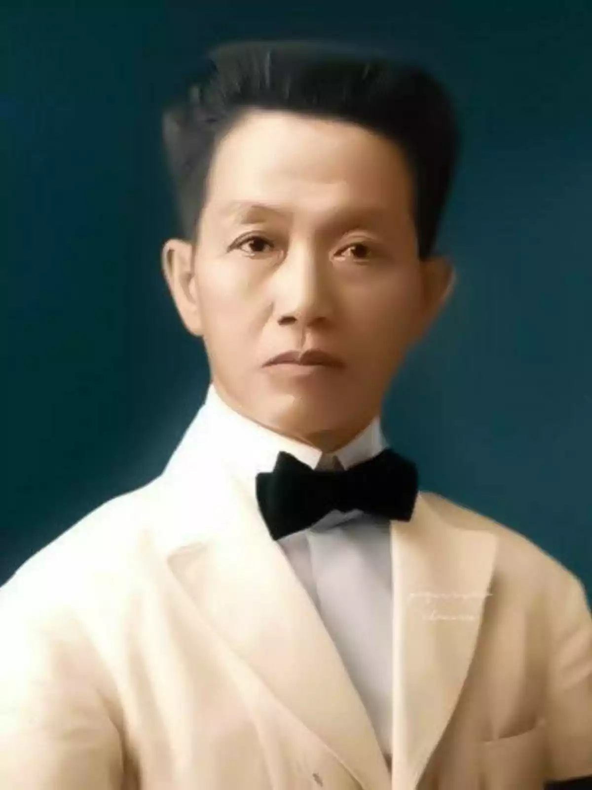 Retrato de un hombre con cabello oscuro, vestido con un traje blanco y corbata de moño negra, sobre un fondo azul oscuro. Retrato de un hombre con cabello oscuro, vestido con un traje blanco y corbata de moño negra, sobre un fondo azul oscuro.