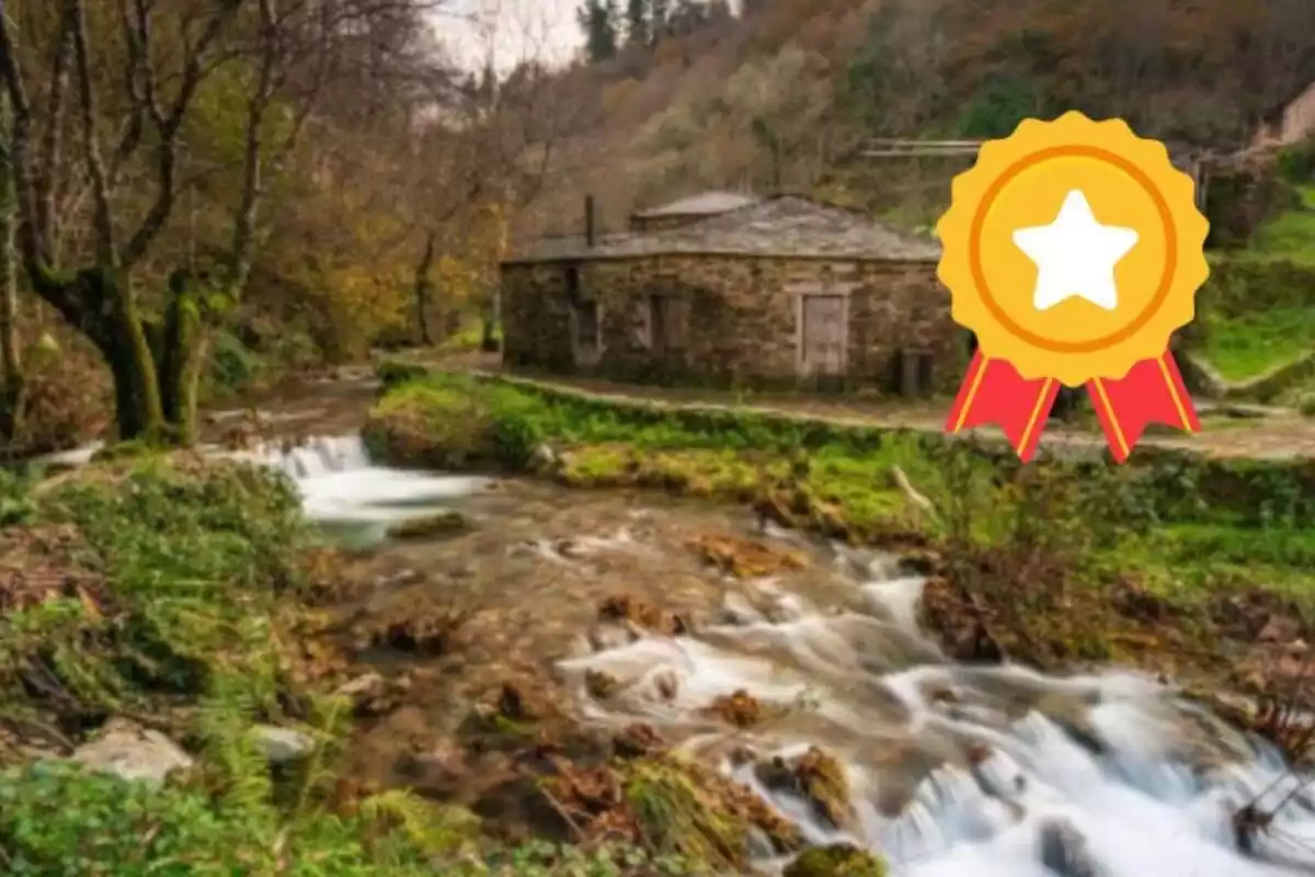 Paisaje de un río en Santa Eulalia de Oscos y un logo de un premio