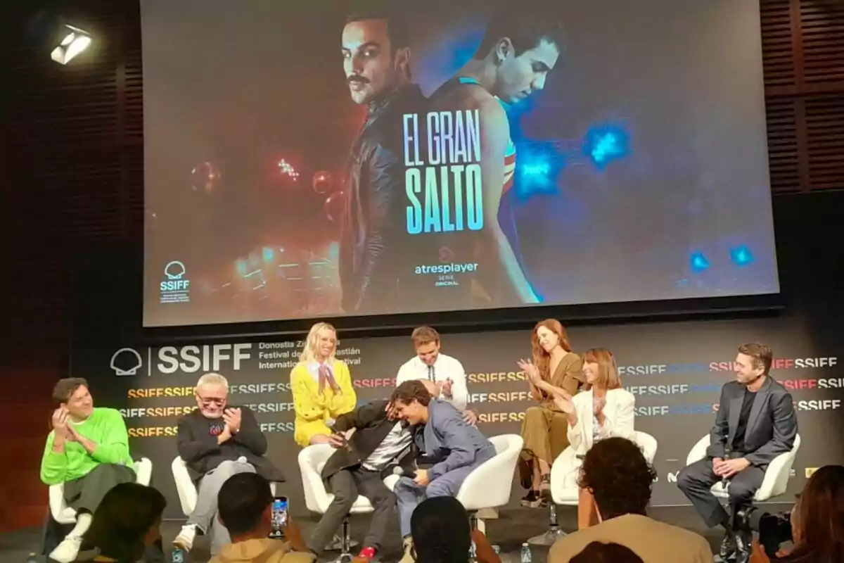 Un grupo de personas en un panel de discusión con Oscar Casas , Santiago Deffer, Montse García o Emilio Sánchez Zaballos en el Festival de Cine de San Sebastián, con un cartel de la serie 