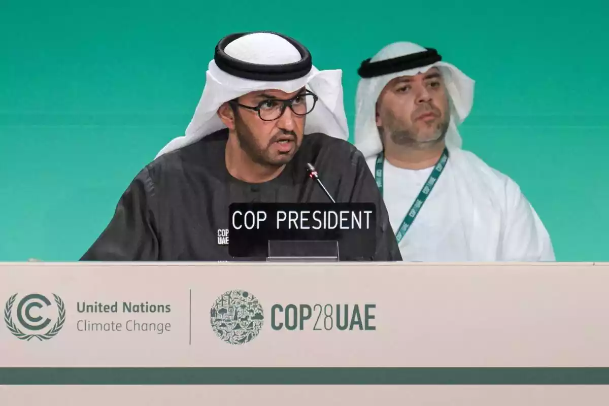 Presidente de la COP28 Sultan al-Jaber habla con un micrófono