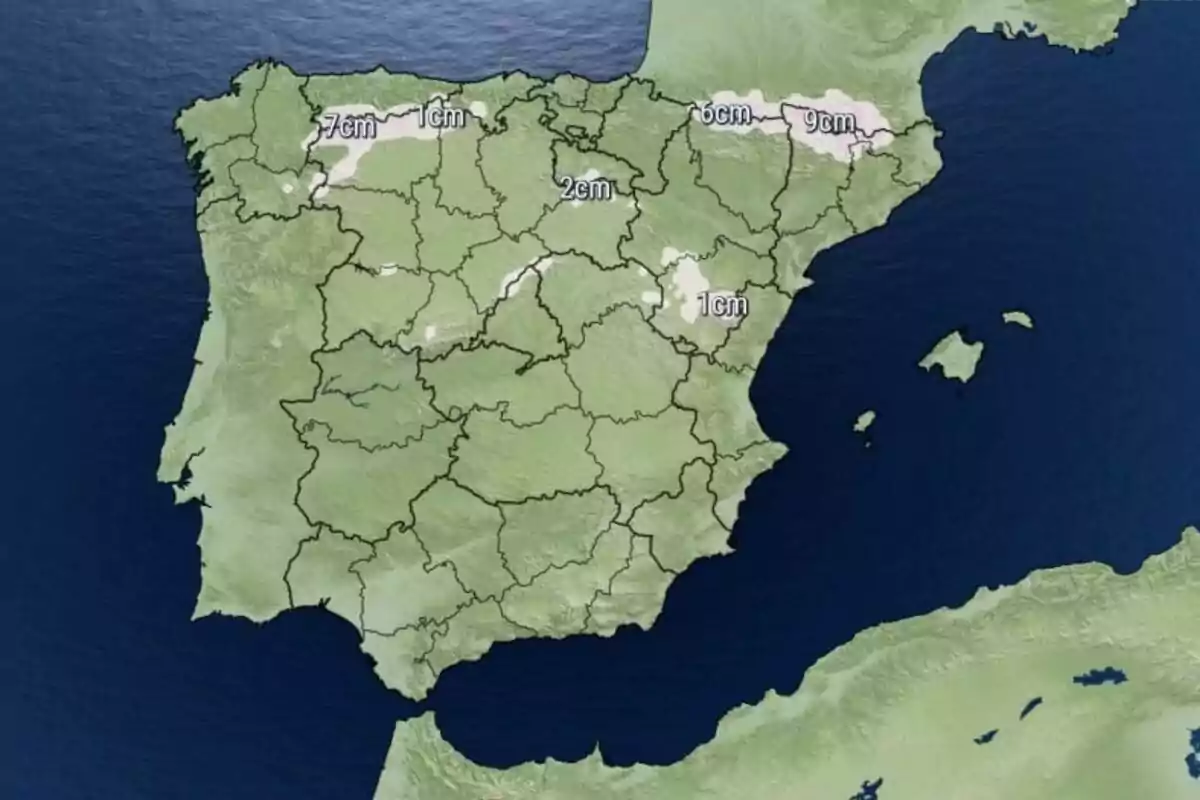 Mapa de España mostrando acumulaciones de nieve en centímetros en diferentes regiones. Mapa de España mostrando acumulaciones de nieve en centímetros en diferentes regiones.