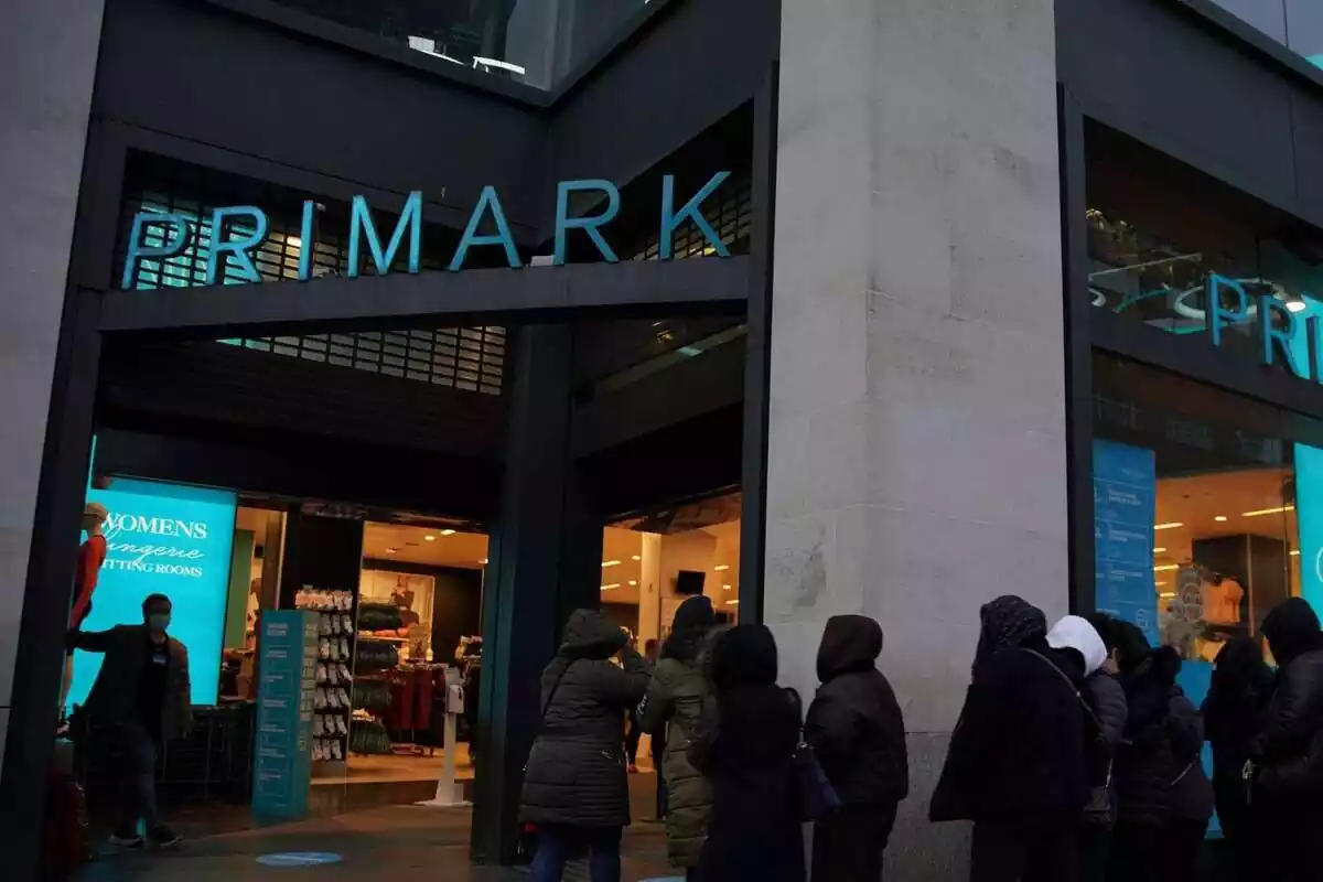 La gente entra la tienda Primark en Oxford Street en Londres después de su reapertura