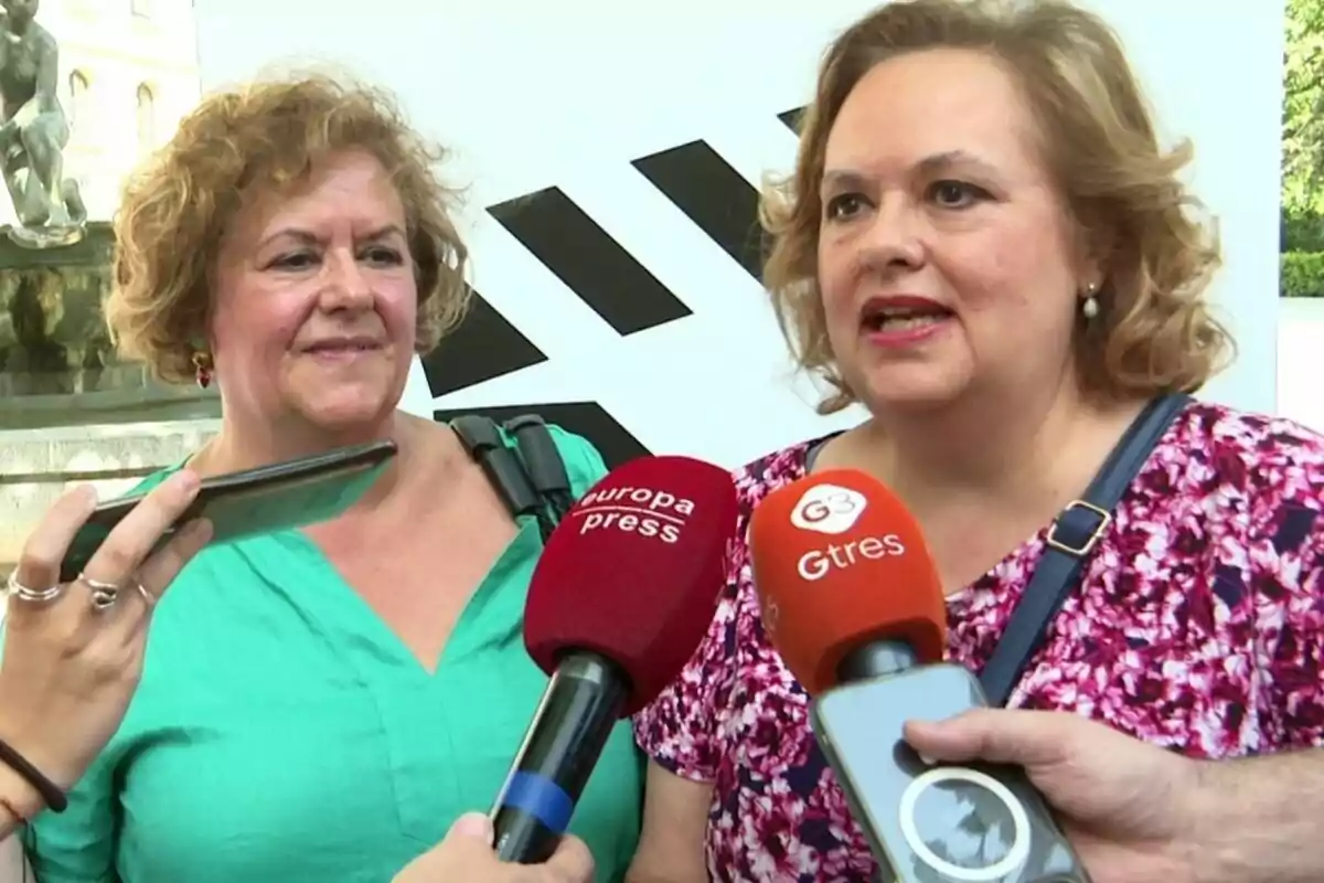Las primas de Concha Velasco siendo entrevistadas por varios medios de comunicación. Las primas de Concha Velasco siendo entrevistadas por varios medios de comunicación.