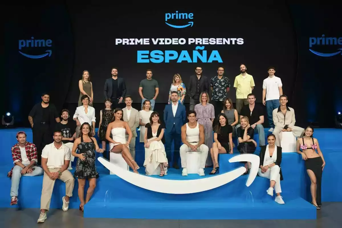 Un grupo de personas como Mario Casas, Chenoa, Malena Alterio, Paul Thin, Maxi Iglesias, Carles Tamayo o María Pombo posando en un evento de Prime Video Presents España, con un escenario azul y el logotipo de Amazon Prime en el fondo.