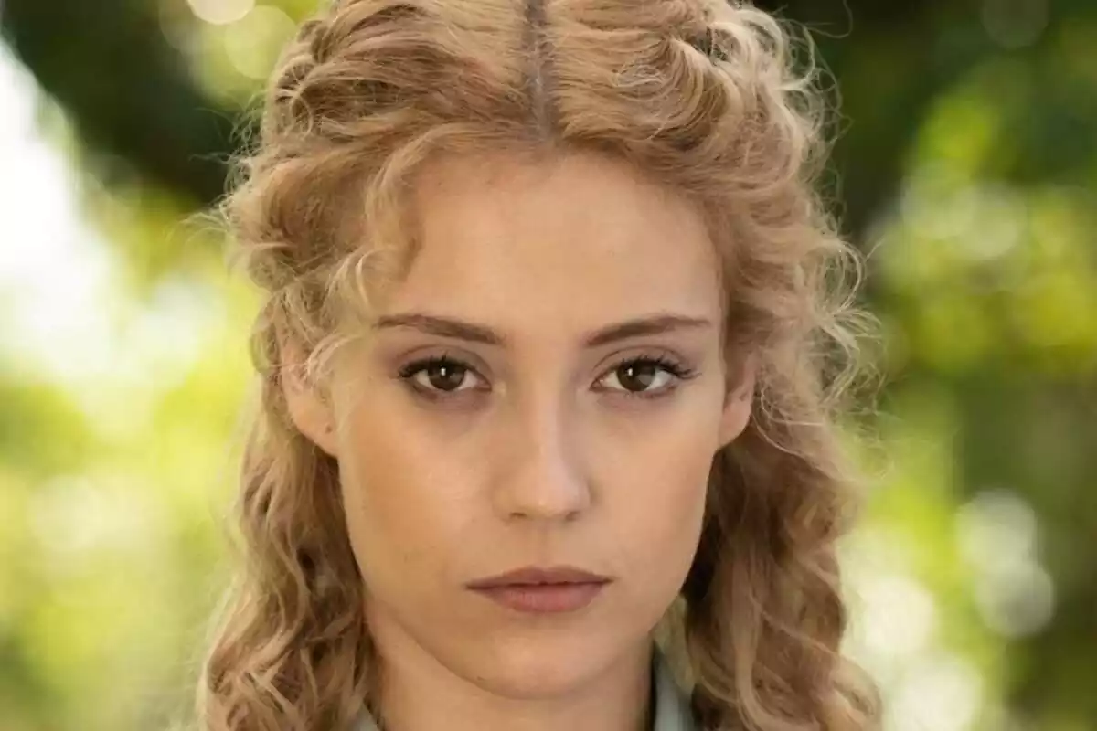 Primer plano de la actriz Ana Garcés en la serie 'La Promesa' mirando a cámara con el rostro serio