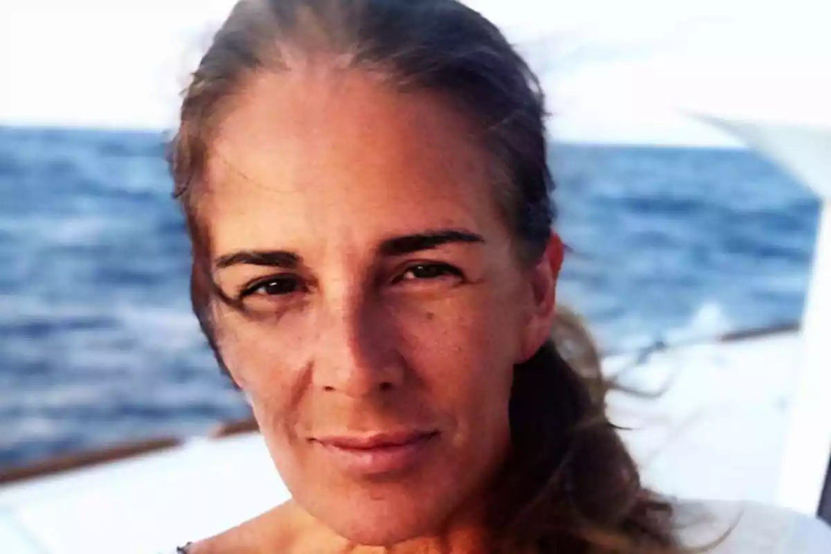 Post de Instagram de Ángela Portero con los pelos en la cara en un barco el medio del mar el 4 de abril de 2019