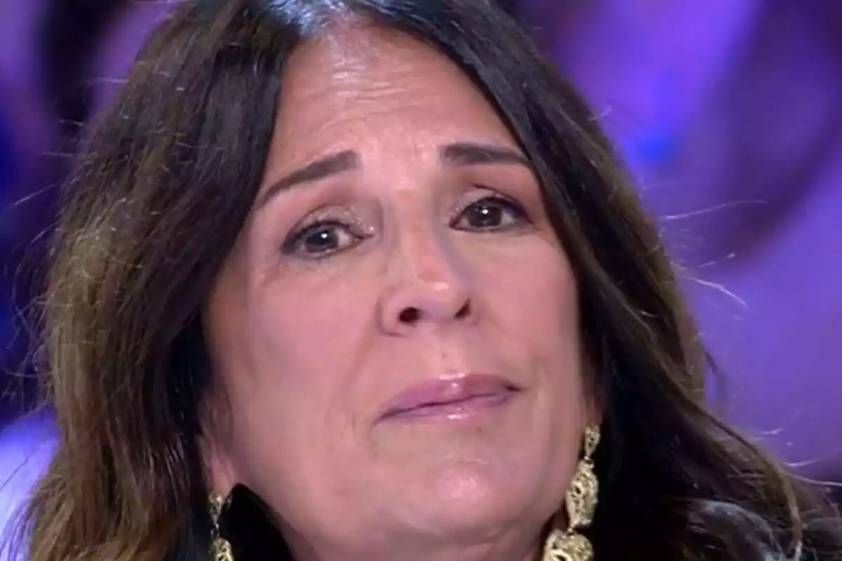 Primer plano de Ángela Portero llorando en directo en 'Así es la vida' en septiembre de 2023