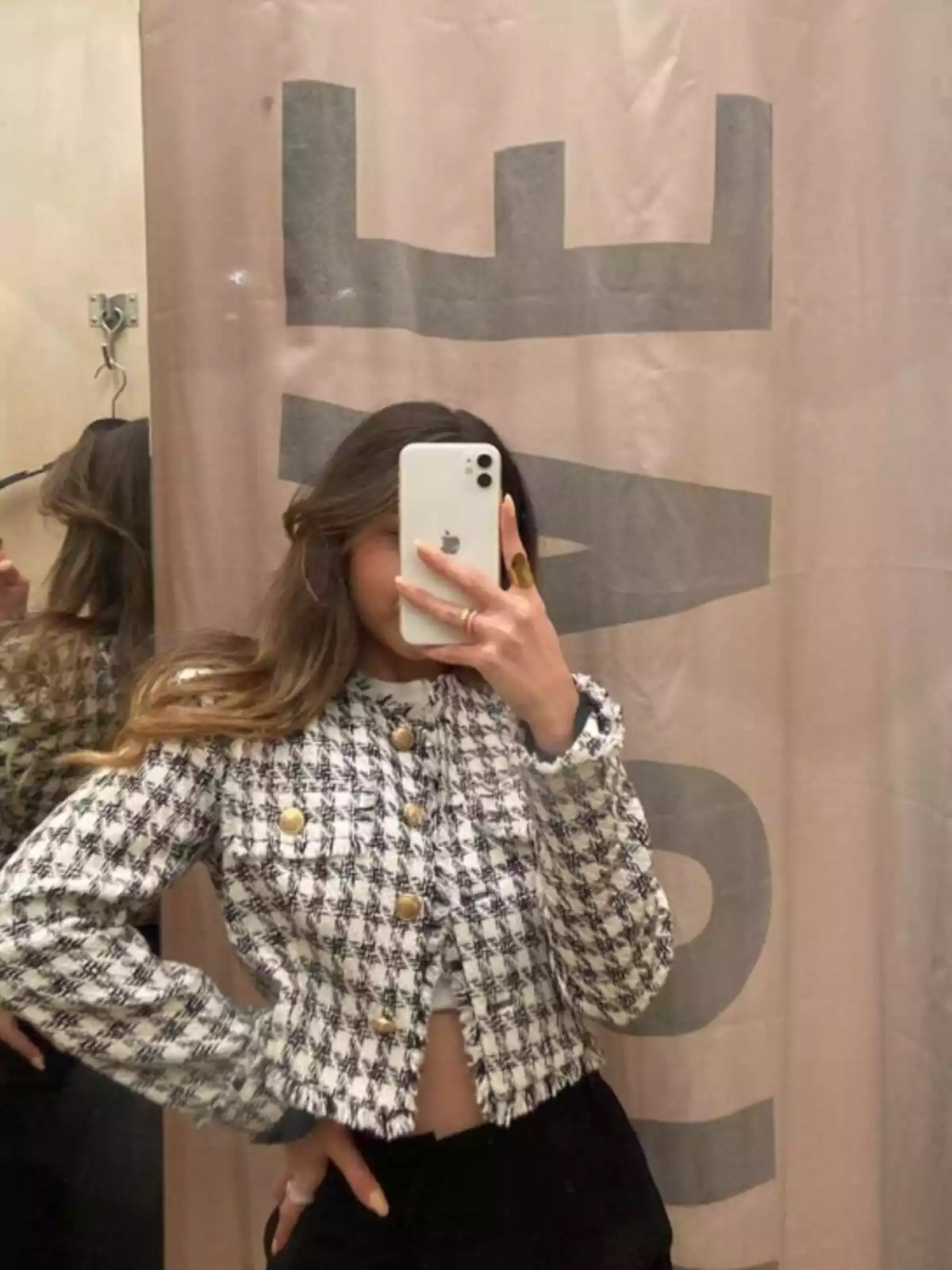 Primer plano de la chaqueta tweed de Bershka Primer plano de la chaqueta tweed de Bershka