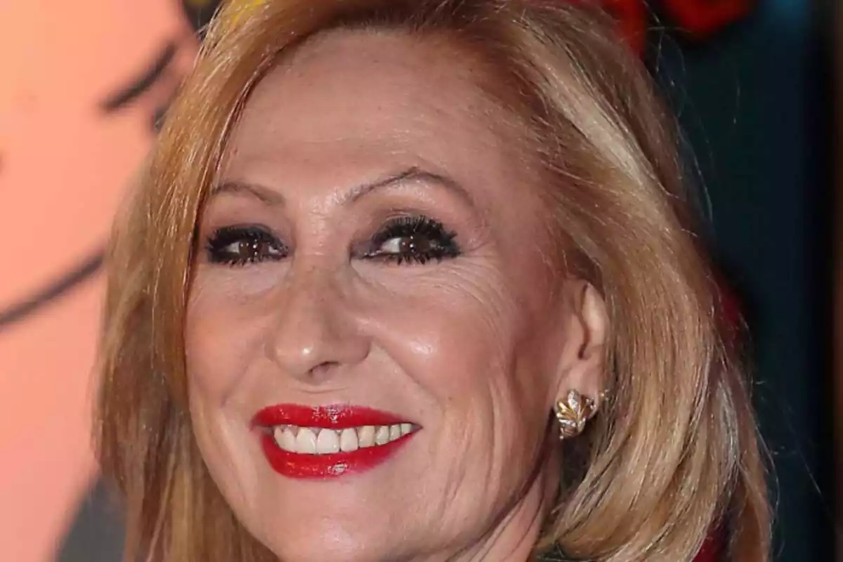 Primer plano de Rosa Benito con rostro muy sonriente en la premiere de 'Me voy acercando a ti'