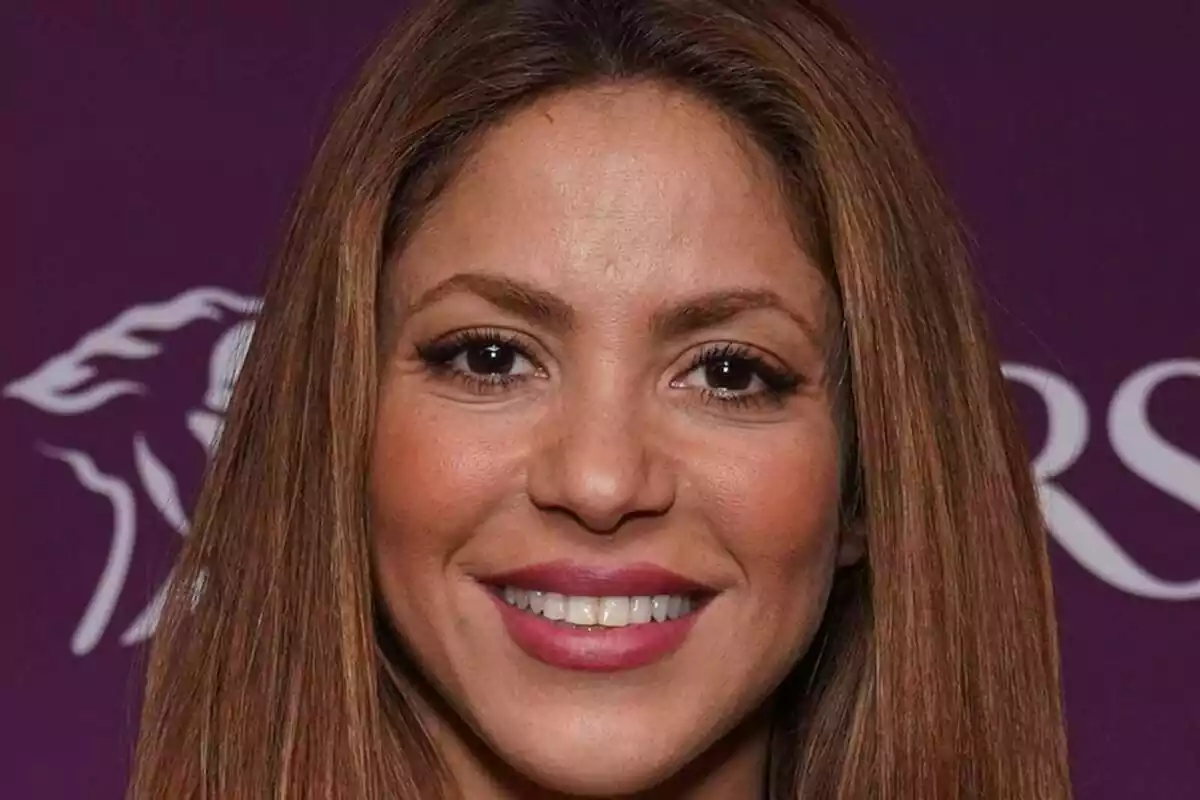 Primer plano de Shakira con rostro muy sonriente