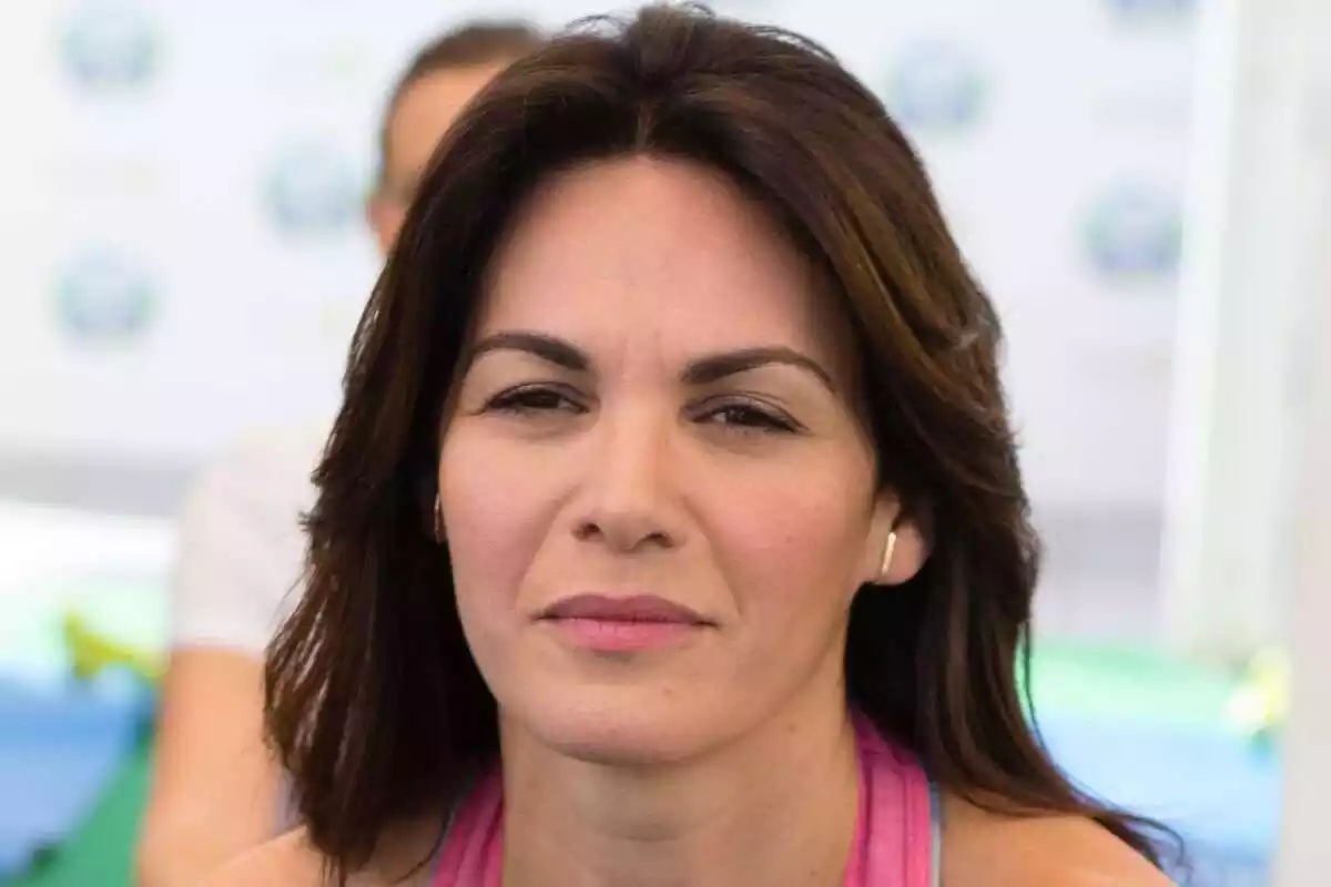 Primer plano de Fabiola Martínez con rostro serio y concentrado en una clase de yoga