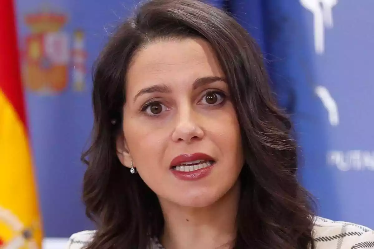 Primer plano de Inés Arrimadas mirando a cámara con el rostro serio