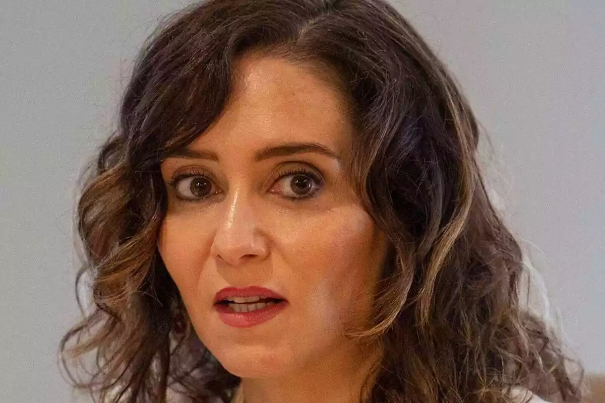 Primer plano de la presidenta de la Comunidad de Madrid, Isabel Díaz Ayuso, mirando a cámara con el rostro serio