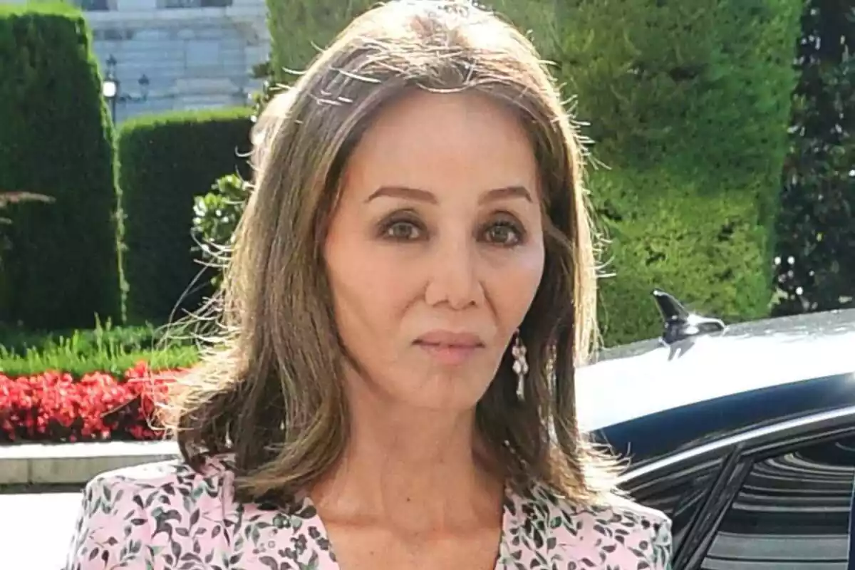 Primer plano de Isabel Preysler seria en el Teatro Real