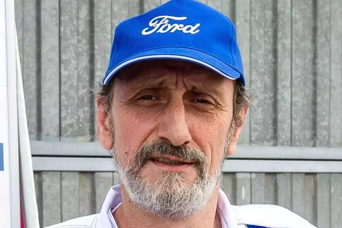 Primer plano de José Luis Gil con rostro neutro con una gorra azul de Ford en las 24 horas de Ford