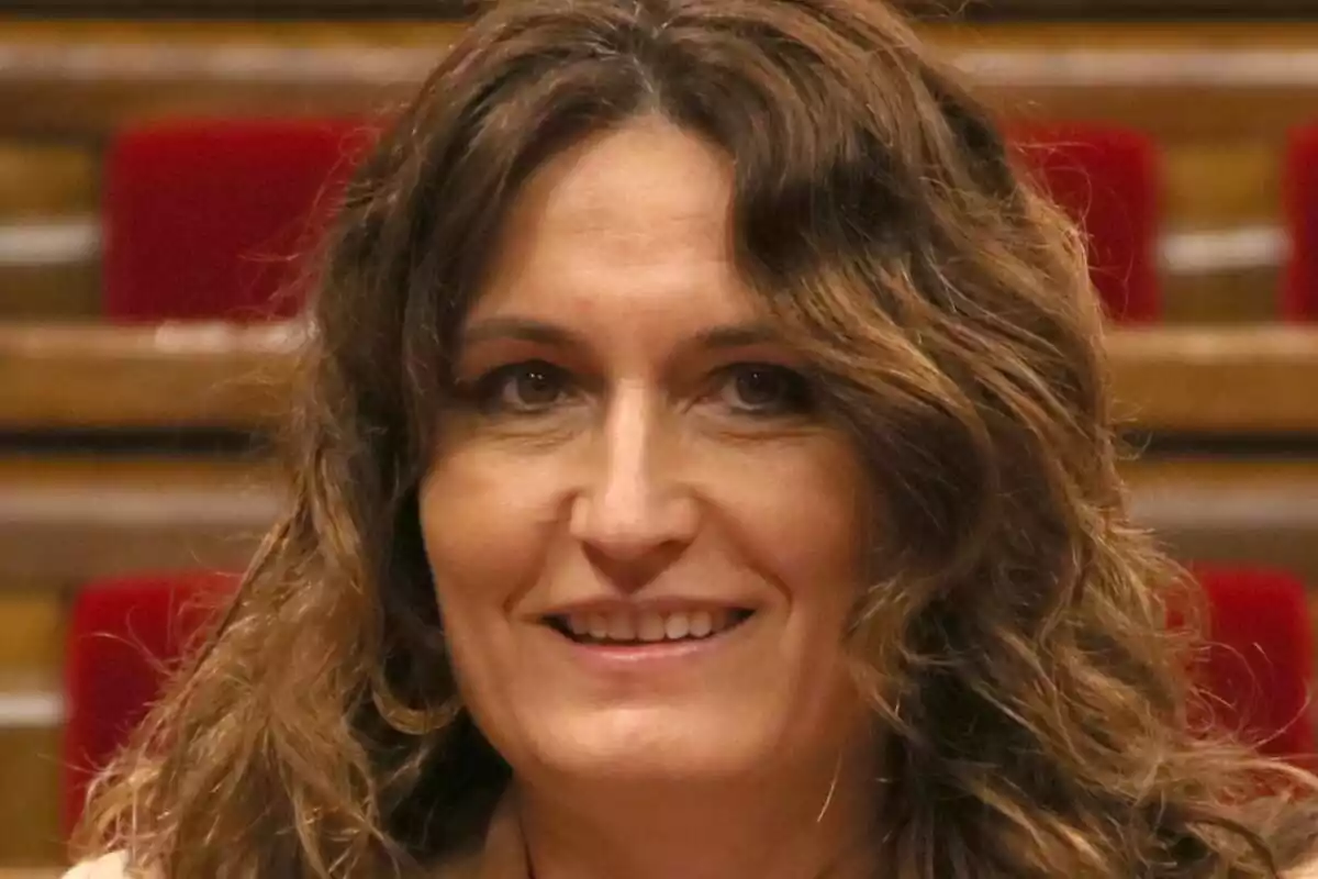 Primer plano de Laura Vilagrà, diputada de ERC, muy sonriente