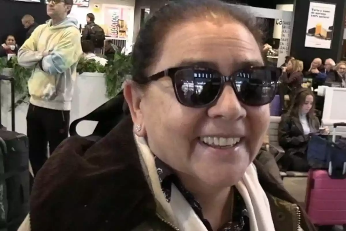 María del Monte, sonriente, da sus primeras palabras sobre el embarazo de Isa Pantoja. María del Monte, sonriente, da sus primeras palabras sobre el embarazo de Isa Pantoja.