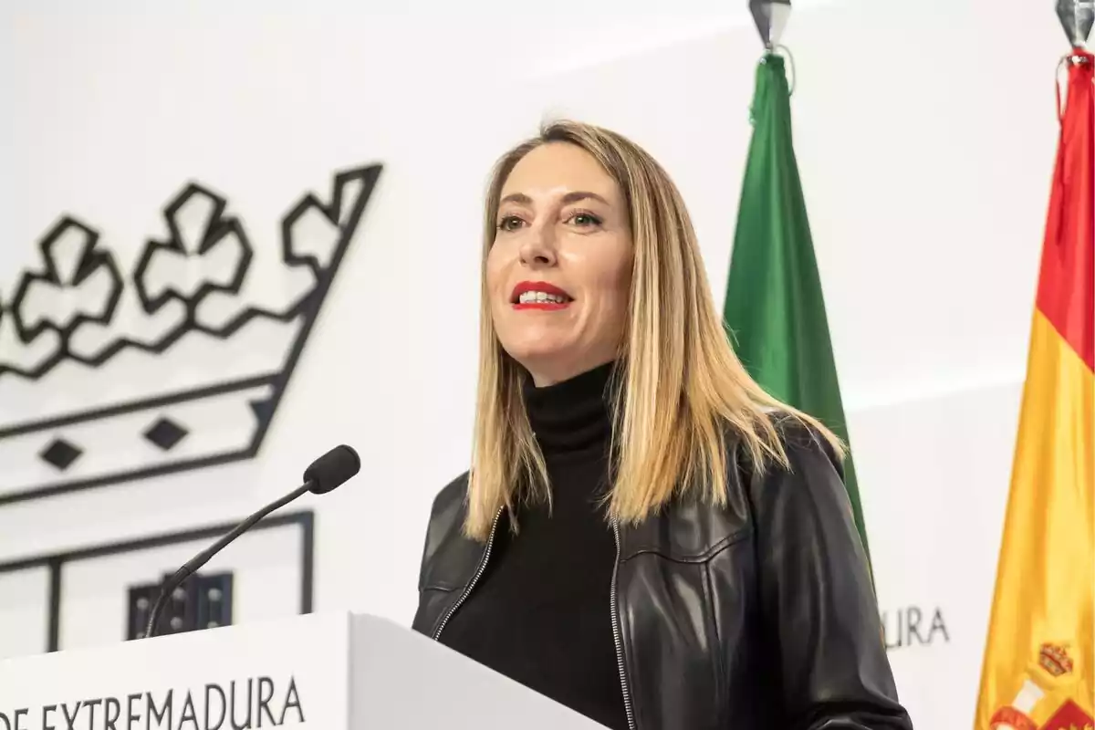 Primer plano de la presidenta de Extremadura, María Guardiola