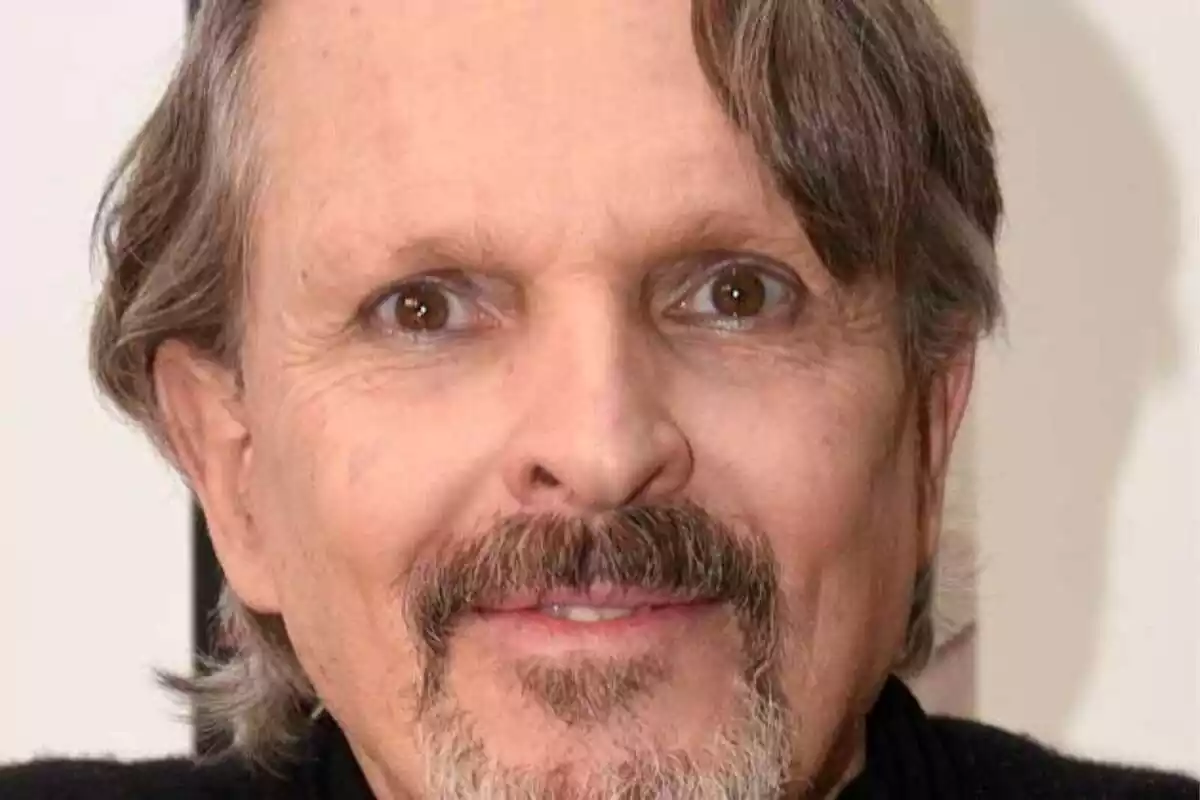 Primer plano de Miguel Bosé con rostro de sorpresa durante la presentación de su libro 'El hijo del Capitán Trueno' en Madrid