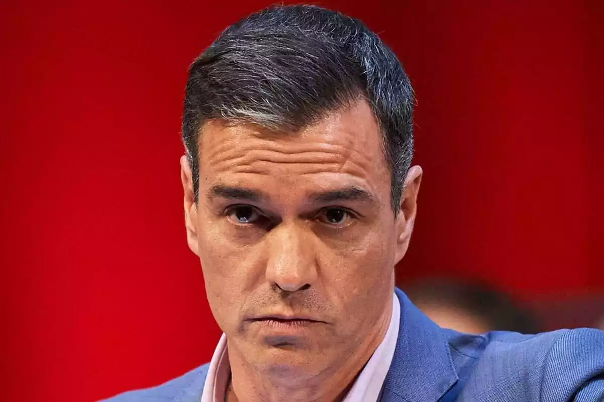 Primer plano de Pedro Sánchez con rostro serio interviniendo en un acto electoral del 22 de mayo de 2023 en Santander