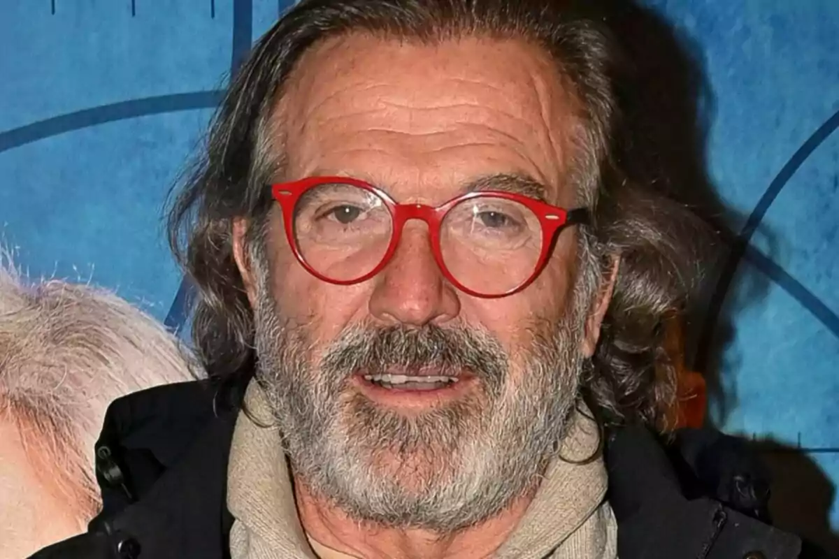 Pepe Navarro frente a un fondo azul. Pepe Navarro frente a un fondo azul.