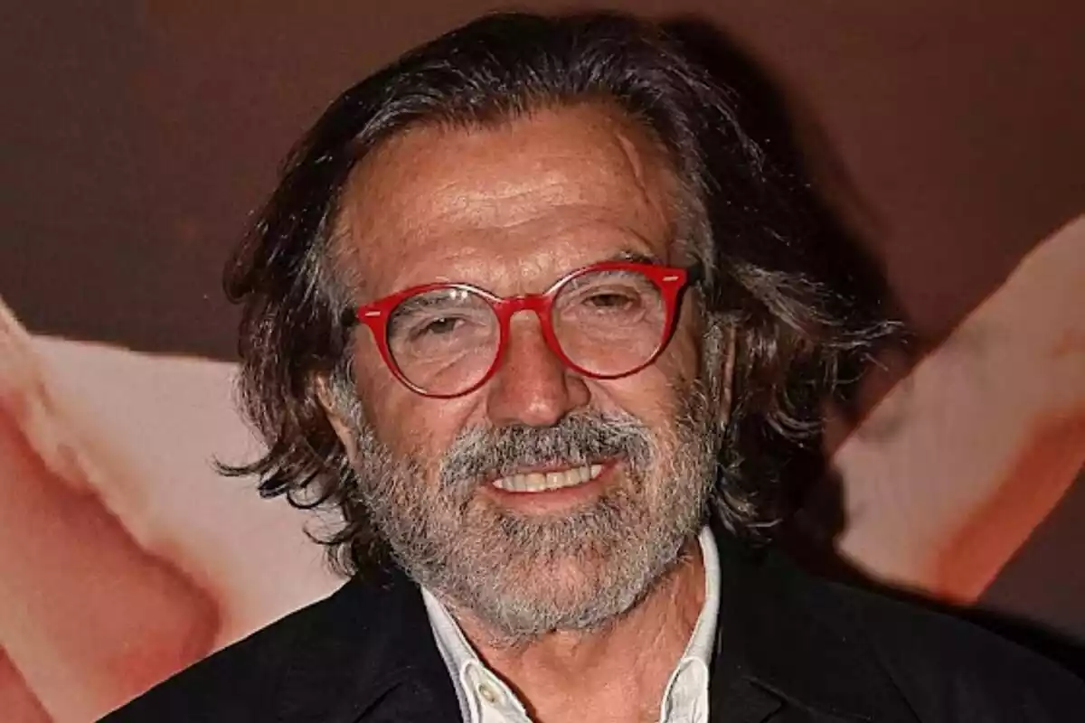 Primer plano de Pepe Navarro sonriendo con gafas rojas en la premiere de 'Esencia'
