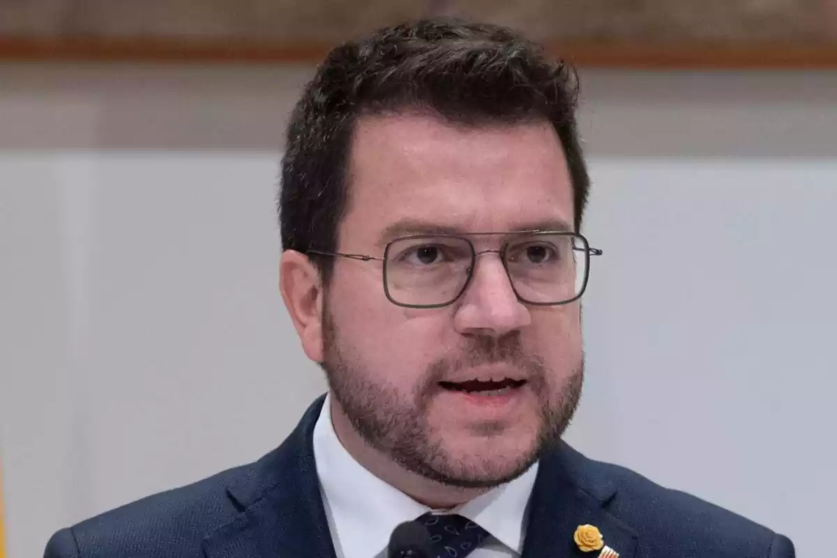 Primer plano del presidente de la Generalitat de Catalunya, Pere Aragonès, con rostro serio mientras ofrece una rueda de prensa, en el Palau de la Generalitat, a 23 de enero de 2024, en Barcelona