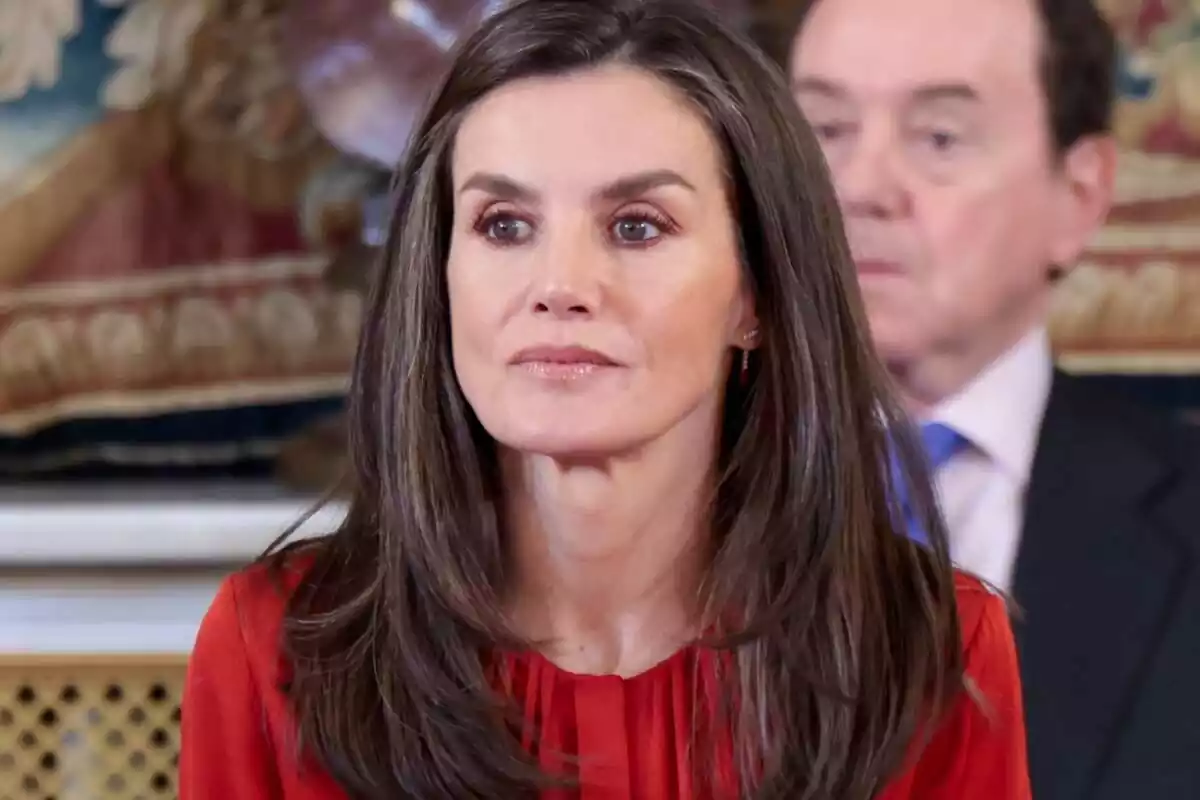 Primer plano de la reina Letizia con gesto serio