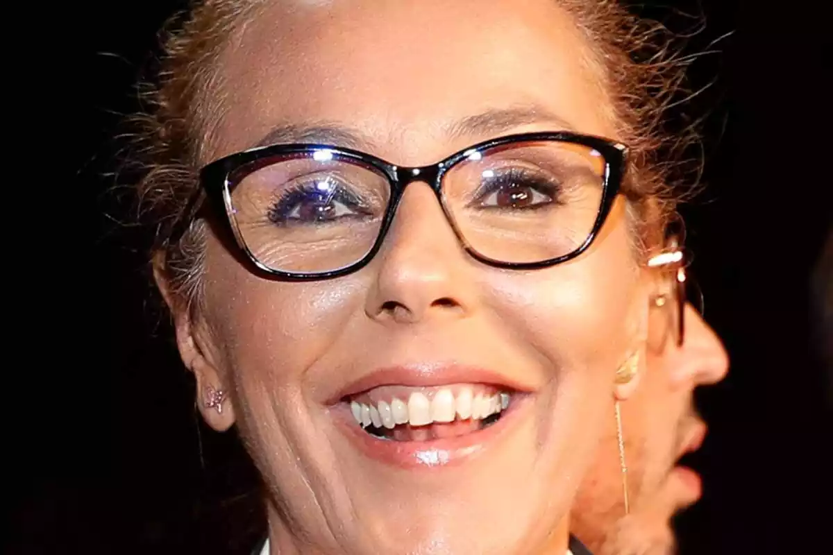 Primer plano de Rocío Carrasco con rostro muy sonriente llevando unas gafas de pasta negras
