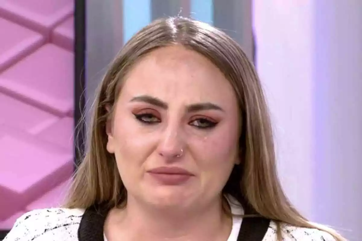 Primer plano de Rocío Flores llorando en 'El programa de Ana Rosa' de Telecinco