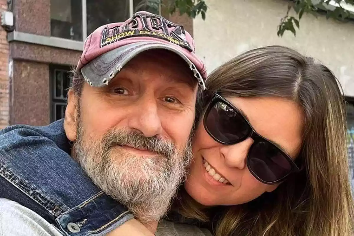 Primer plano de un selfie del actor José Luis Gil con su hija, Irene Gil, sonriendo