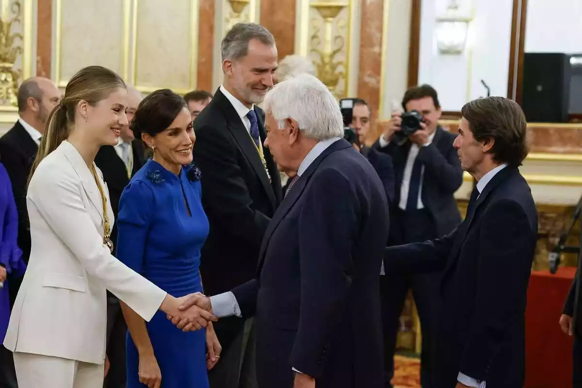 La princesa Leonor, junto a la reina Letizia y el rey Felipe VI dando la mano a expresidentes del gobierno