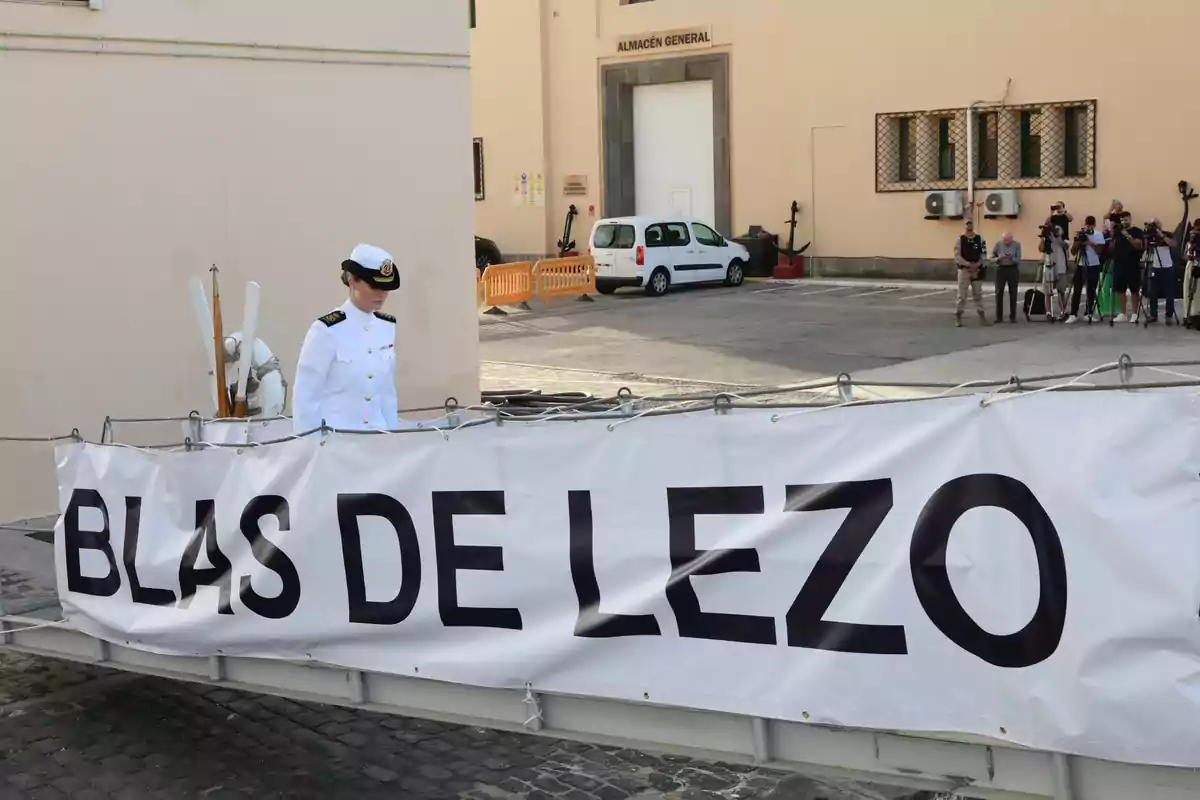 Leonor junto a una pancarta que dice Blas de Lezo en un puerto con periodistas al fondo Leonor junto a una pancarta que dice Blas de Lezo en un puerto con periodistas al fondo